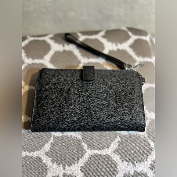 Michael Kors Jet Set wristlet,excellent condition, like new. Signature logo, blk - Picture 10 of 10
